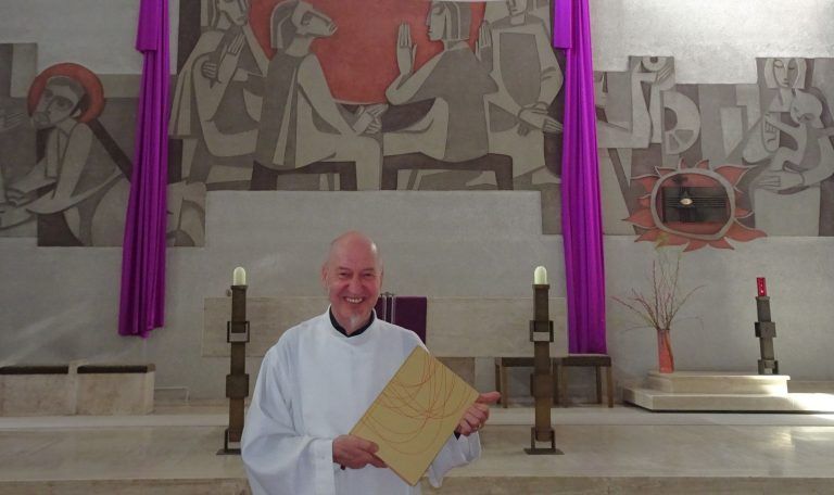 Orte der Stille und der Hoffnung: In der Pfarre St. Christoph freut sich Gemeindeleiter Alfons Meindl auf zahlreiche Besucher bei einem Programm, das ganz im Zeichen des Kinos steht.