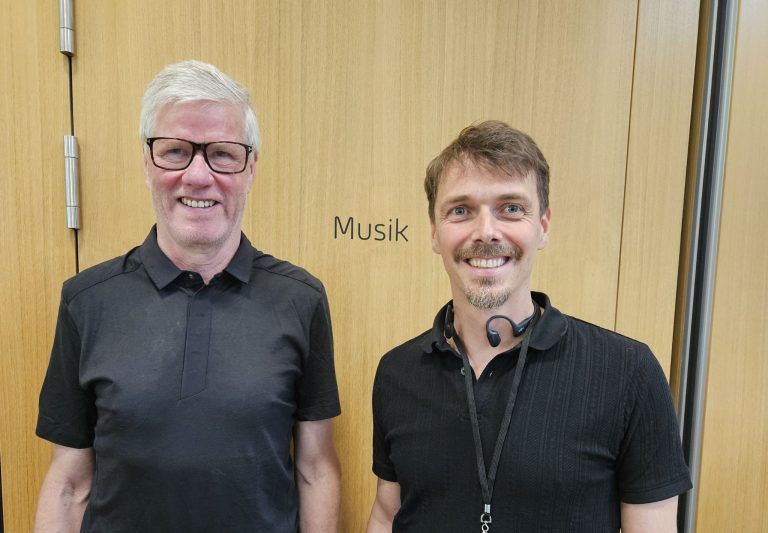 Zuhören, mitmachen, ausprobieren: Musikschuldirektor Anton Meusburger und Obmann Georg Fröwis freuten sich über das Besucherinteresse.