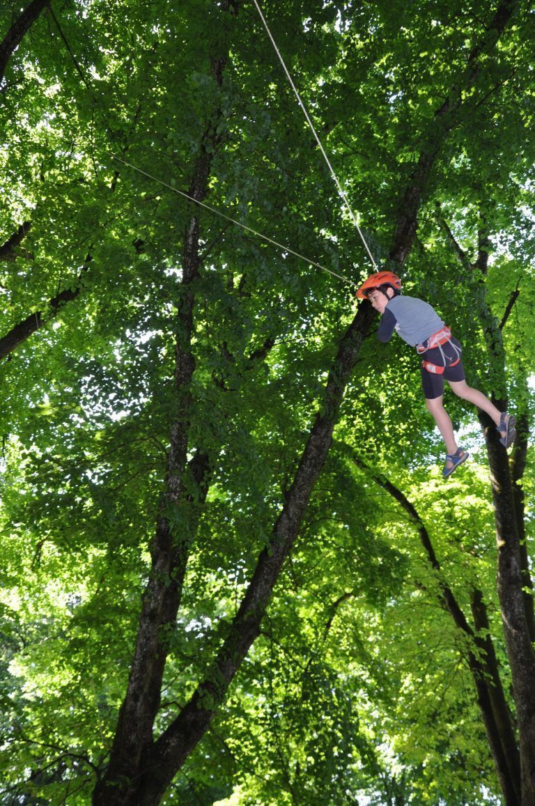 150 Jahre gemeinsam am Berg: Richtig hoch hinaus ging es beim Big Swing, wo die Kinder bis unter die Baumkronen schaukelten.