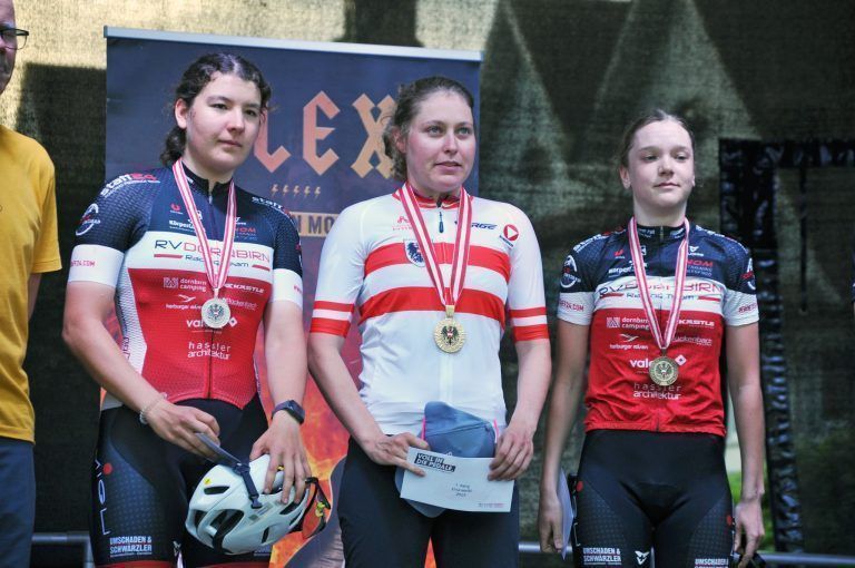 Marktplatz wurde zur Mountainbike-Strecke: Für die neue Staatsmeisterin Laura Stigger wurde die Nationalhymne gespielt.