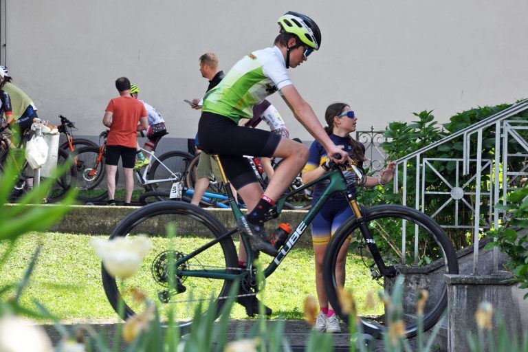 Marktplatz wurde zur Mountainbike-Strecke: Die Zeit vor den Rennen nutzten die Fahrer, um sich auf Rollen einzufahren.