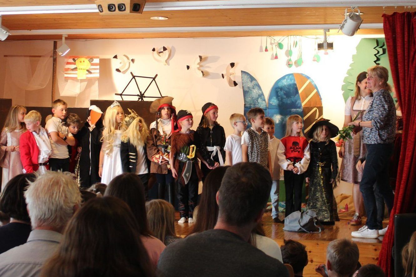 Die magische Schatztruhe: Theater voller Fantasie: Danksagung der Direktorin Ute Hämmerle an ihre Kolleginnen und Schülern.