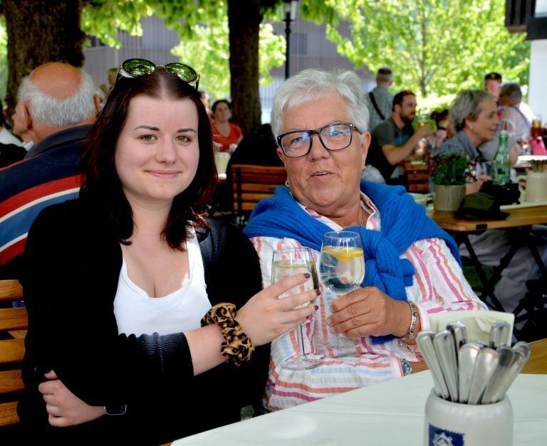 Festpremiere bei Kaiserwetter: Michaela Millinger (l.) und Ingrid Aßmann.