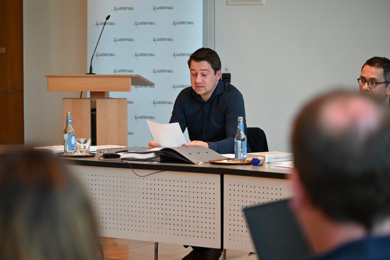 Ausschüsse in Lustenau neu bestellt: Bürgermeister Patrick Wiedl (ÖVP) bestellte die Obleute der jeweiligen Ausschüsse und klärte über die angespannte finanzielle Lage der Marktgemeinde auf.