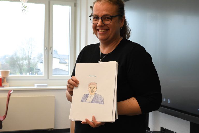 Ein Buch voller Kinderwünsche an die Politik: Direktorin Christine Hopfner von der Mittelschule Rheindorf zeigte stolz die Zeichnungen der Bürgermeisterkandidaten.
