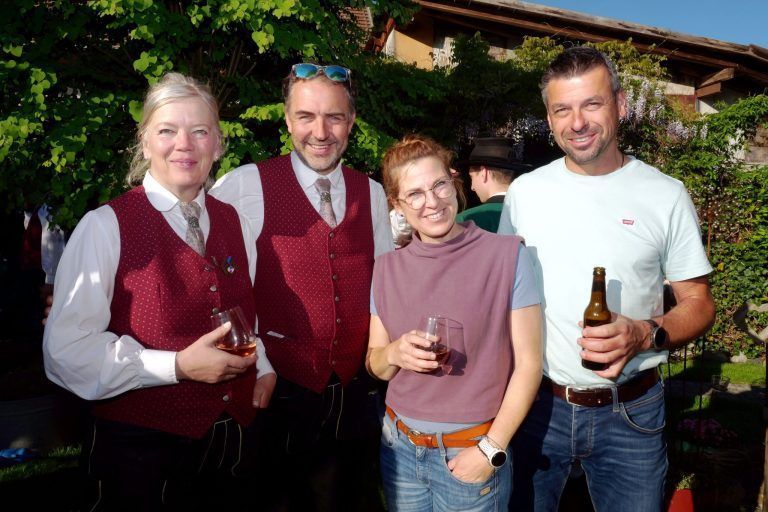 Erster Mai mit zünftiger Blasmusik dabei: Moni und Markus mit Steffi und Renan Sen.