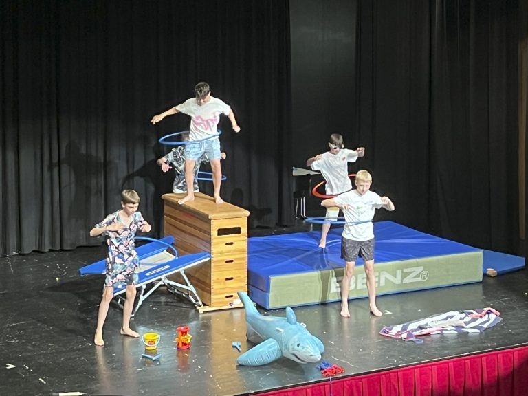 „Tropical Night“ Ein Abend voller Spaß und Talent: Die Burschen waren ganz schön sportlich unterwegs