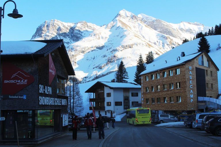 Der April kann’s für den Winter noch richten: Mehrfach Grund zum Feiern hatten in diesem Winter Warth und Schröcken: Die Skilifte Schröcken konnten ihr 60-Jahr-Jubiläum begehen, die Skischule Warth durfte zu ihrem 100-Jahr-Jubiläum auch die Eröffnung des zukunftsweisenden Basecams (Bild) feiern und am Ende freute sich der Tourismus darüber, dass die Nächtigungszahlen aus der Saison 2023/24 in Schröcken und Warth heuer schon im März übertroffen wurden.