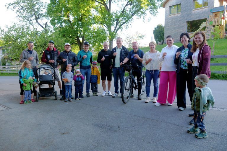 Erster Mai mit zünftiger Blasmusik dabei: In der Frastafedner Straße wurde zum ersten Schnäppchen eingeladen.
