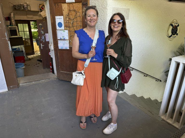 Heißer Sand und coole Drinks: Eva Schwindhackl und Jaqueline Zettl genossen das sommerliche Ambiente