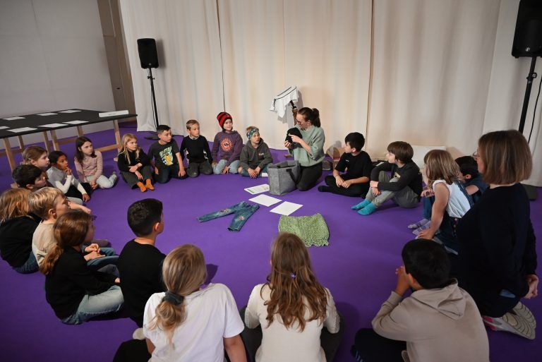 In Geschichte der Stickerei eintauchen: Wo findet sich überall Stickerei? Dieser Frage gingen die Schüler gleich zu Beginn des Workshops auf den Grund.