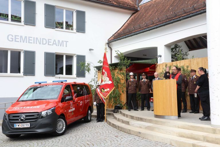 Neues Feuerwehrauto gesegnet und gefeiert: Segnung des neuen Mannschaftstransportfahrzeugs durch den von Manuela Birinci assistierten Pfr. Pio Reinprecht.