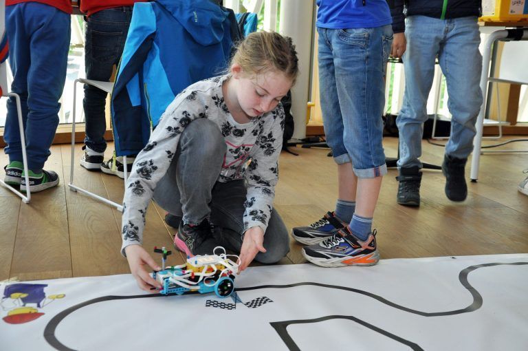 Stadtbibliothek wurde zum Forschungslabor: Die selbst gebauten Roboter wurden so programmiert, dass sie einfache Aufgaben lösen können.