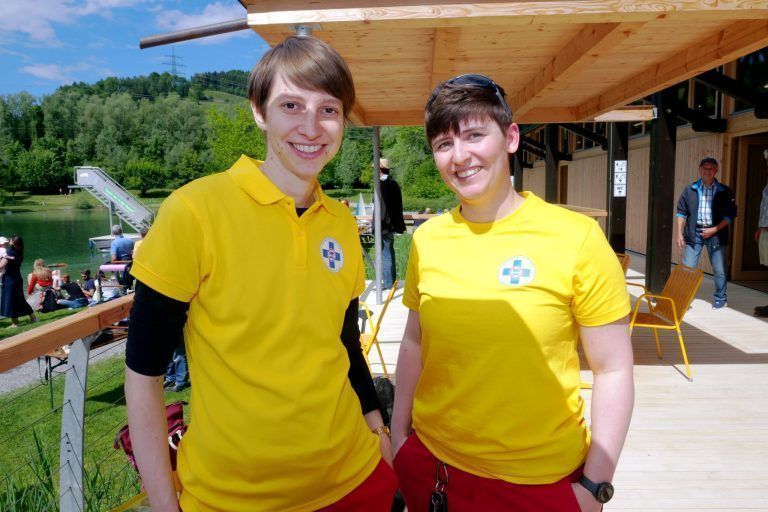 Saniertes Naturbad festlich eröffnet : Andrea und Michelle beantworteten alle Fragen zu den Aufgaben der Wasserrettung.