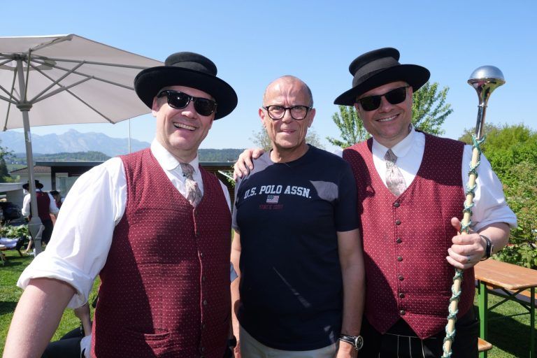 Erster Mai mit zünftiger Blasmusik dabei: Obmann Johannes Decker mit Bürgermeister Walter Gohm und Jürgen Blacha.