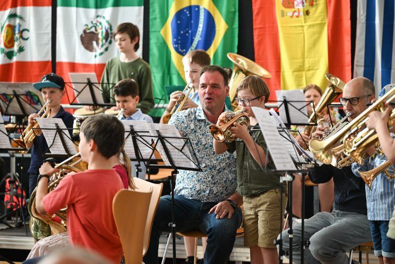 Blechbläser luden zum Blechauflauf-Konzert: Fachbereichsleiter Simon Gmeiner führte charmant durch den Abend.