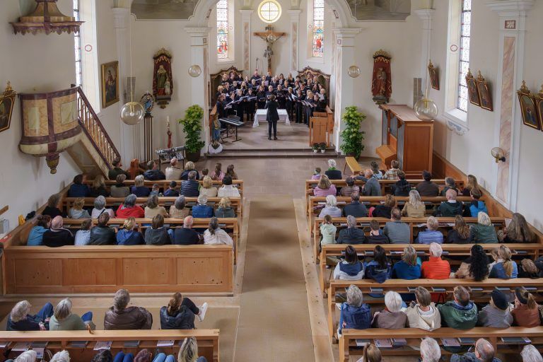 Der Kirchenchor wurde mit Unterstütztung zum Projektchor erweitert und begeisterte die Konzertbesucher.