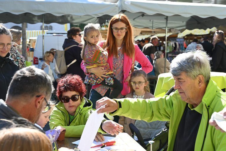 Muttertagsmarkt lockt Besucher an: Hans Vogel und Manfred Kremmel vom OGV halfen den Kindern und gaben wertvolle Tipps für die Pflege.