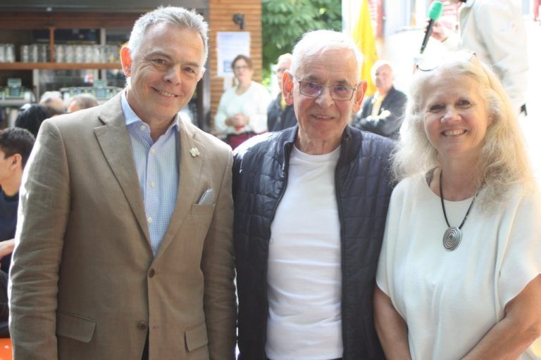 Quadro Ernst (Mitte) wurde von Debra Austria mit Rainer Riedl und Anja Diem für seine Leistungen gewürdigt und geehrt.