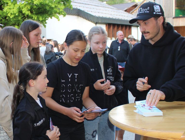 Tiefe Einblicke in die Rennläufer-Seelen: Autogramme der Ski-Asse waren heiß begehrt . . .