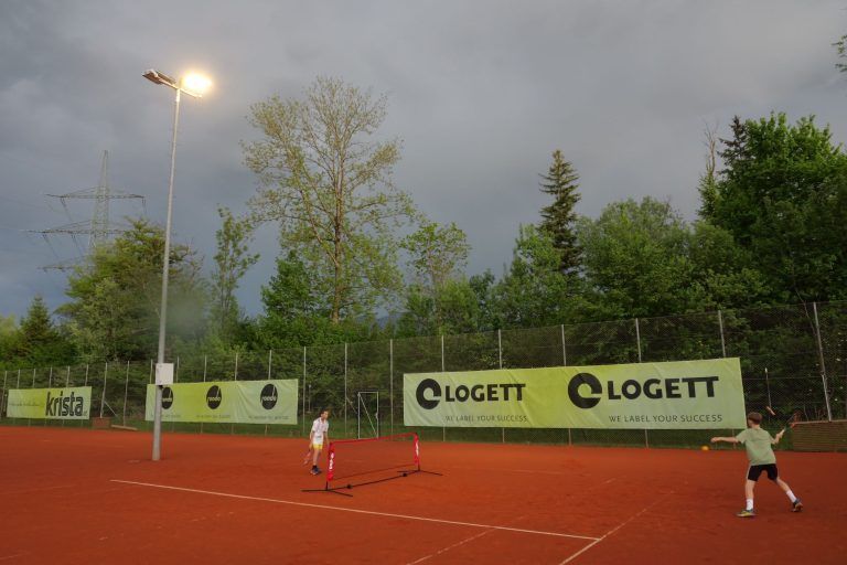 Modernes Flutlicht macht Freude: Beim Touchball-Turnier kam die neue Flutlichtanlage schon zum Einsatz.