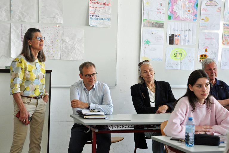Nach 60 Jahren zurück am BG Dornbirn: Interessiert verfolgten die Besucher den Lateinunterricht.