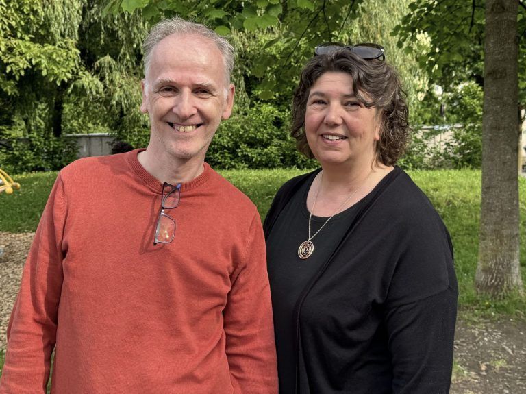 Gemeinsam für den Frieden: Organisatorin Sandra Küng (PfarrCaritas Bregenz) mit Andreas.