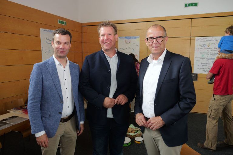 Instrumente von A bis Z gecheckt: Musikschule Walgau Obmann Florian Themeßl-Huber, Direktor Christian Mathis und Bürgermeister Walter Gohm.