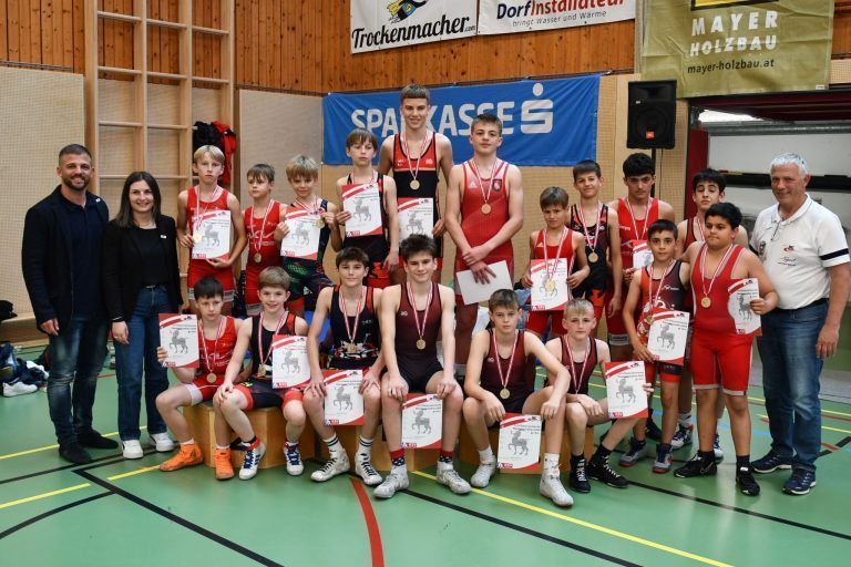 Alle Sieger der A- und B-Jugend, sowie in den unterschiedlsichen Gewichtsklassen. Flankiert wurden sie von Funktionären des österreichischen Ringerverbandes.