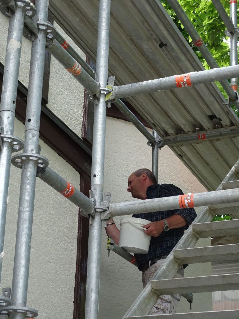 Frischer Glanz für die Fassade: Bis Anfang Juni sollen die Arbeiten fertiggestellt sein.