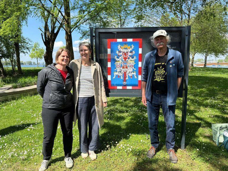 Ein Fenster in ein buntes Universum: Cornelia Reibnegger, Daniela Egger und Künstler Helmut King.