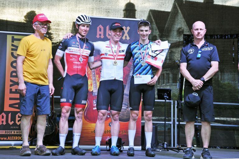 Marktplatz wurde zur Mountainbike-Strecke: In der Elite-Klasse siegte Theo Hauser vor Lokalmatador Kilian Feurstein und Michael Ortner.