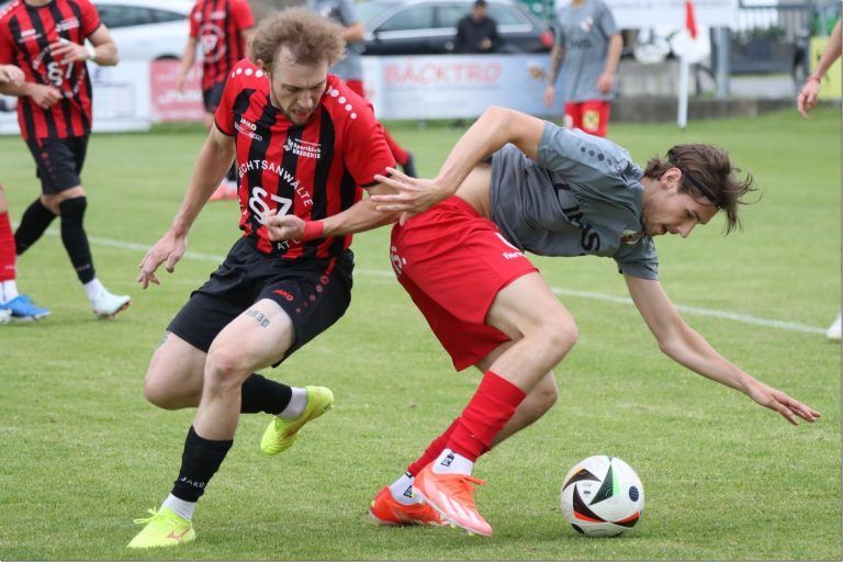 SK Brederis übernimmt wieder die Tabellenspitze: Zweikampf war im Römerstadion Trumpf.