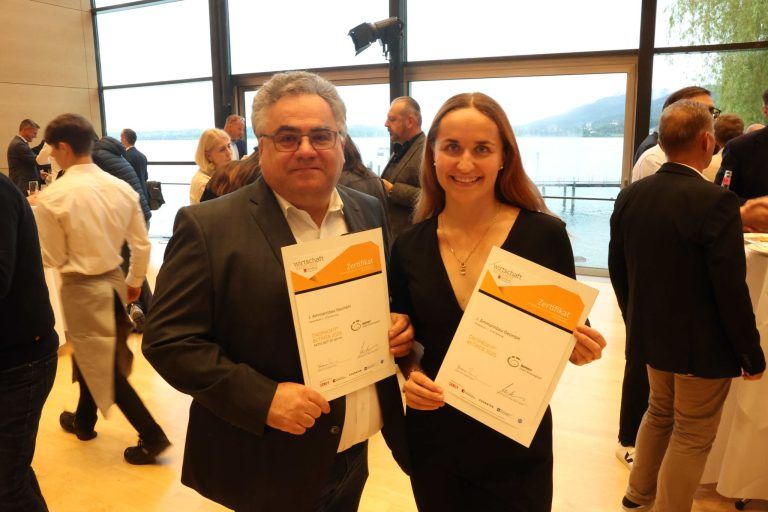 Ökoprofit-Programm: Neues und Jubiläen: Jürgen Ritter (Amman Bau) und Theresa Grass (Amman Immobilien).