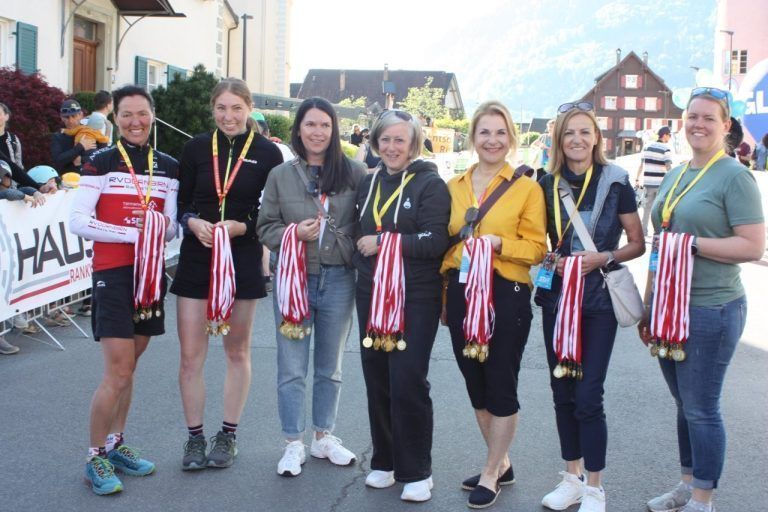 Volle Radsportbegeisterung beim Käferle Kids Cup : Das sind alle Frauen, welche an die Kids die Edelmetalle überreicht haben.