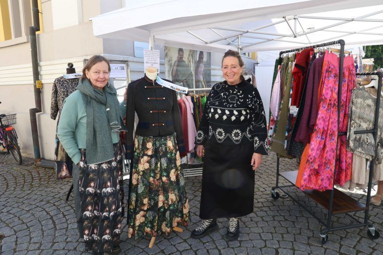 Vielfältiges Angebot für mehr Lebensfreude: Nani Stallmann und Susanne Biglmaier mit moderner Tracht.