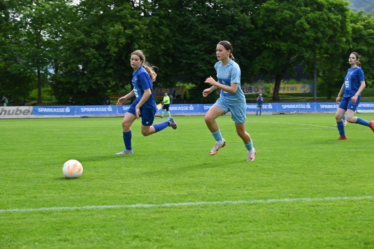 Nervenkitzel bei Fußball-Schülerliga: Ein spannendes und nervenaufreibendes Match lieferten die beiden Finalisten bei den Mädchen.