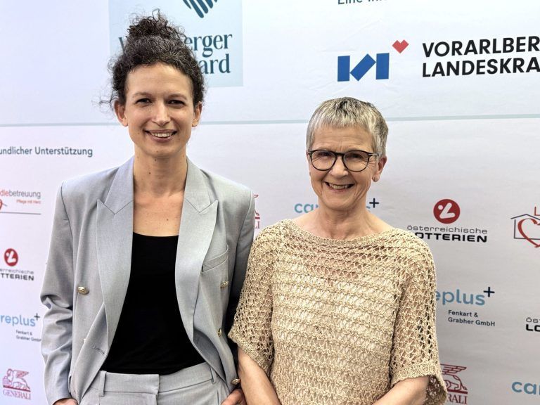 Pflege mit Herz und Hingabe: Projektleiterin Beate Rhomberg und Jurorin Marlies Mohr.