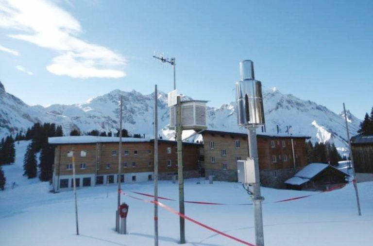 Der April kann’s für den Winter noch richten: Frau Holle gab sich im zu Ende gegangenen Skiwinter überaus knausrig: Keine fünf Meter Gesamtschneehöhe kamen im Lawinenversuchsfeld zusammen – weniger als die Hälfte eines durchschnittlichen Winters und nur knapp ein Viertel von Rekordwintern. Die Folge: In der Woche nach Ostern aperte das Versuchsfeld bereits aus. Ein Vergleich dazu: 1965 wurden zur gleichen Zeit 2,78 Meter gemessen, im Katastrophenwinter 1998/99 waren es 2,60 m . . .