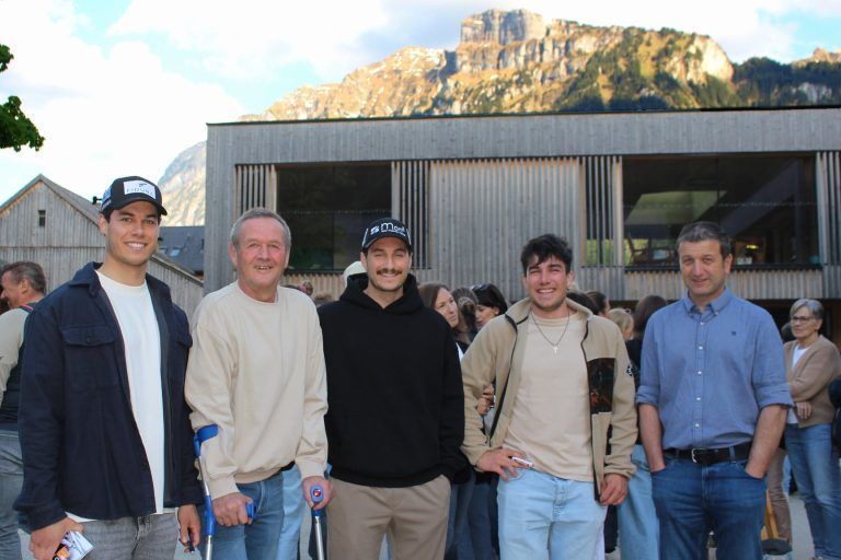 Mellau feierte seine vier Ski-Musketiere: „Familienfoto“ mit den erfolgreichen Skiassen: Wernfried Feurstein, Vater von Patrick und Onkel von Lukas und Christian Greber, Vater von Jakob.