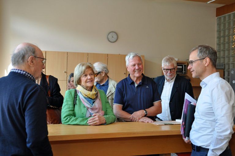 Nach 60 Jahren zurück am BG Dornbirn: Direktor Christof Bohle führte die Gäste durch die Schule und zeigte ihnen auch das Lehrerzimmer.