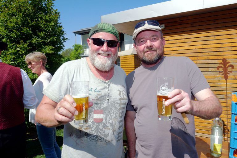 Erster Mai mit zünftiger Blasmusik dabei: Dominik Tschol und Hansjörg Gort ließen beim Bürgermeister niemand verdursten.