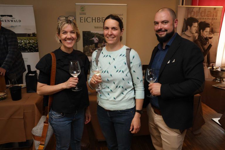 Wein und Kulinarik zum Jubiläum: Bernadette von Sontagh (Zahnarztpraxis von Sontagh)Claudia Brunner und Matthias Bösch (Walter Bösch Maschinenbau).,