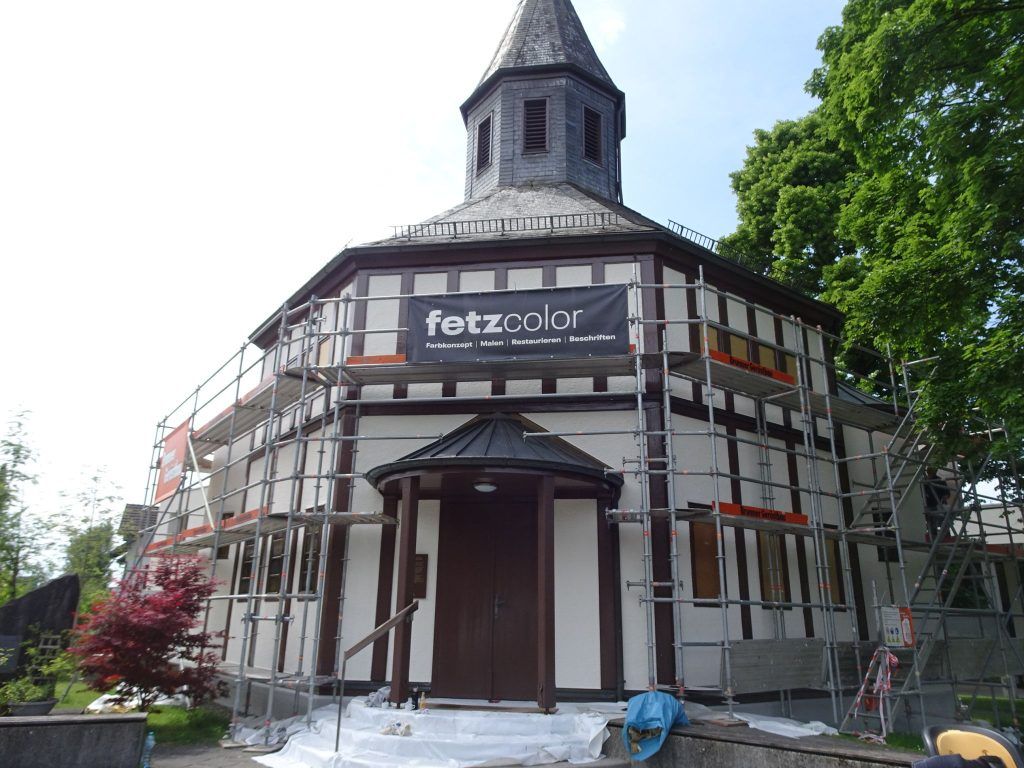 Frischer Glanz für die Kirchenfassade
