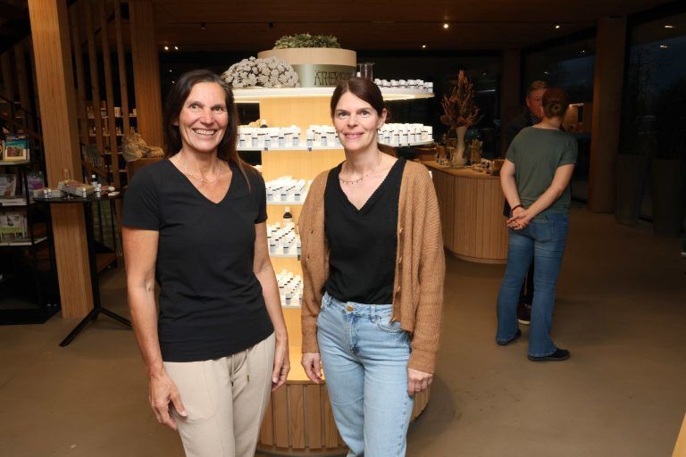 Entdeckungstour durch die Welt der Düfte: Gründertochter Brigitte Gohm und Julia Mähr.