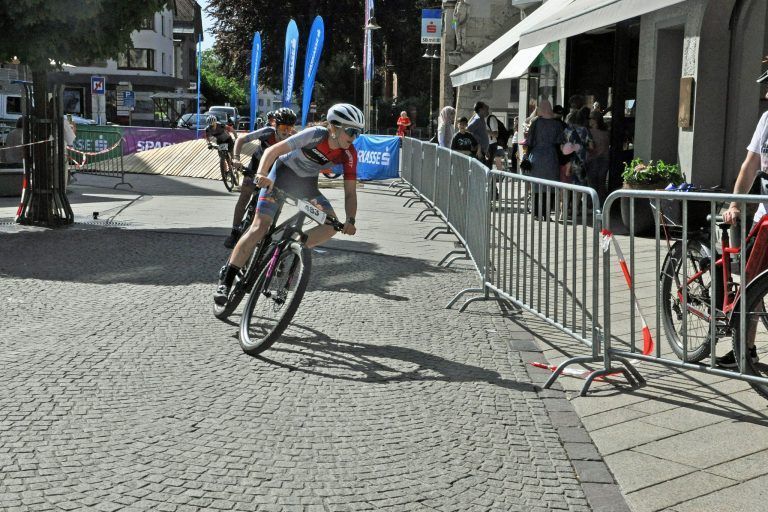 Marktplatz wurde zur Mountainbike-Strecke: Nach der Steilkurve ging es in die Winkelgasse.
