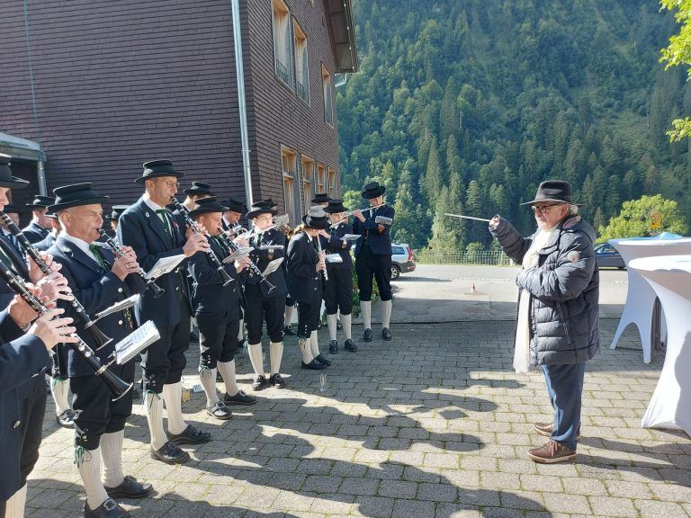 Nachruf auf Bruno Bonetti: Ein Priester mit Leib und Seele: Bei seiner Primiz trat Bruno Bonetti auch als Dirigent auf.