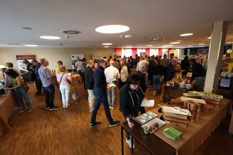 Wein und Kulinarik zum Jubiläum: Blick in den kulinarisch und oenologisch schön bestückten Saal.