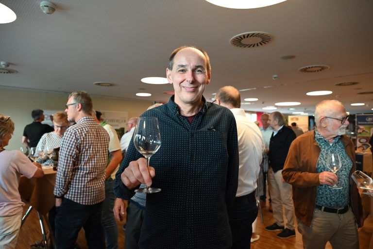 Weinverkostung zum 150-Jahr-Jubiläum: Gast Erwin Rasner schätzt einen guten Tropfen Wein und zeigte sich begeistert von der Weinverkostung im Krönele.
