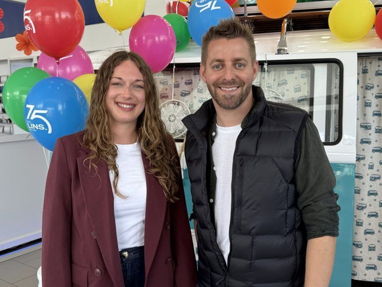 Mobilität und Leidenschaft: Service-Assistentin Nina Grgec und Porsche Verkäufer Kevin Senekowitsch.